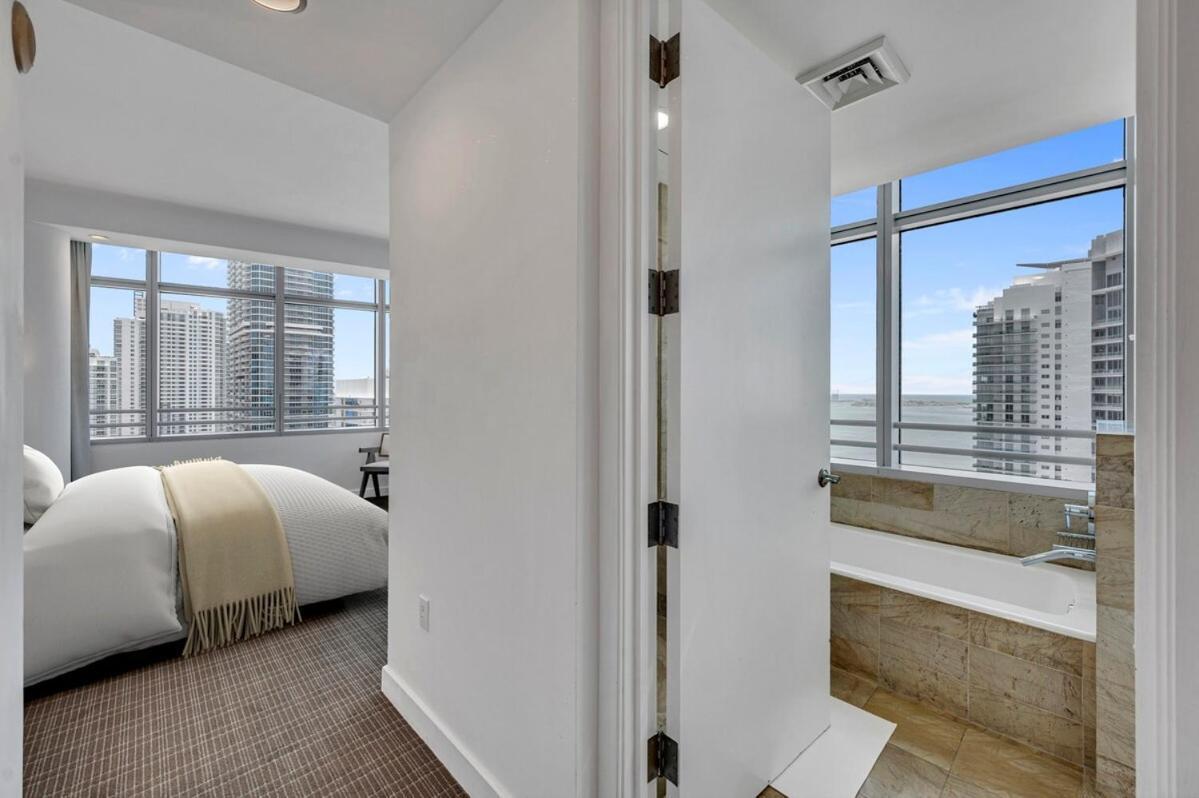 Spacious Corner At Aka With Bay View In Ideal Location Free Parking Apartment *