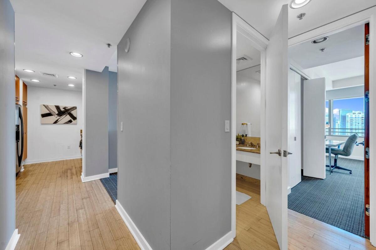 Spacious Corner At Aka With Bay View In Ideal Location Free Parking *