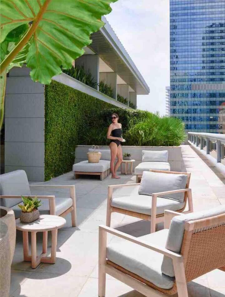 Spacious Corner At Aka With Bay View In Ideal Location Free Parking