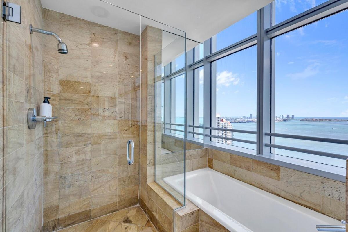 Spacious Corner At Aka With Bay View In Ideal Location Free Parking * Miami