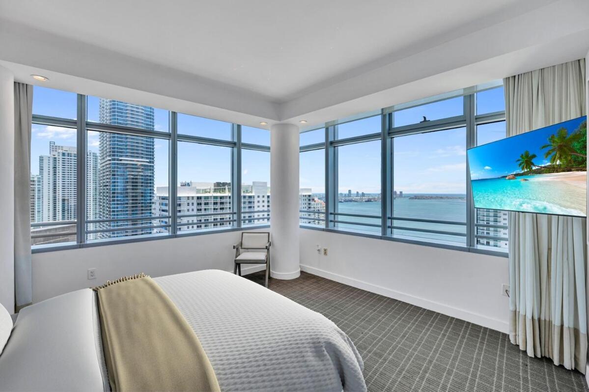Spacious Corner At Aka With Bay View In Ideal Location Free Parking *