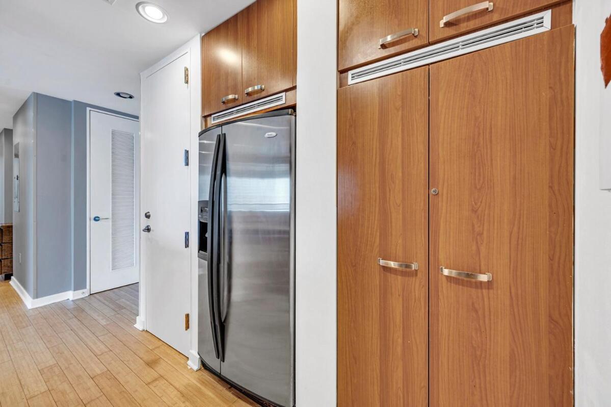 Apartment Spacious Corner At Aka With Bay View In Ideal Location Free Parking