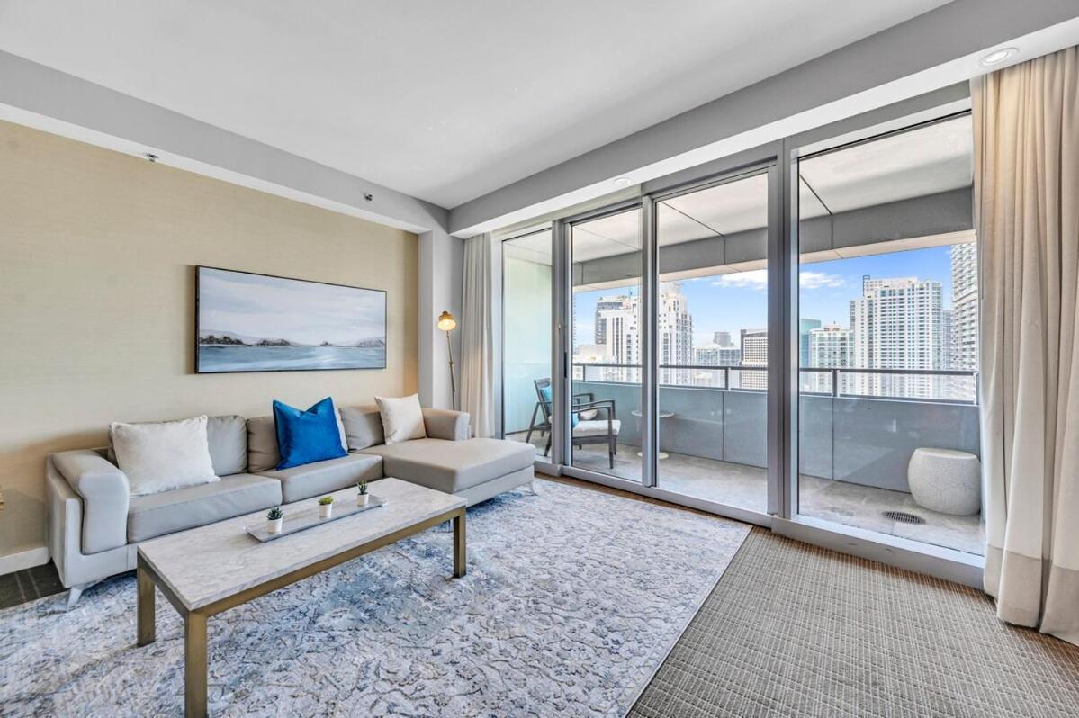 Spacious Corner At Aka With Bay View In Ideal Location Free Parking *