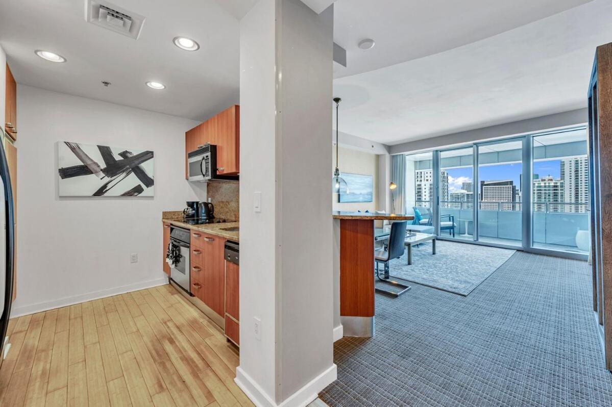 Spacious Corner At Aka With Bay View In Ideal Location Free Parking *