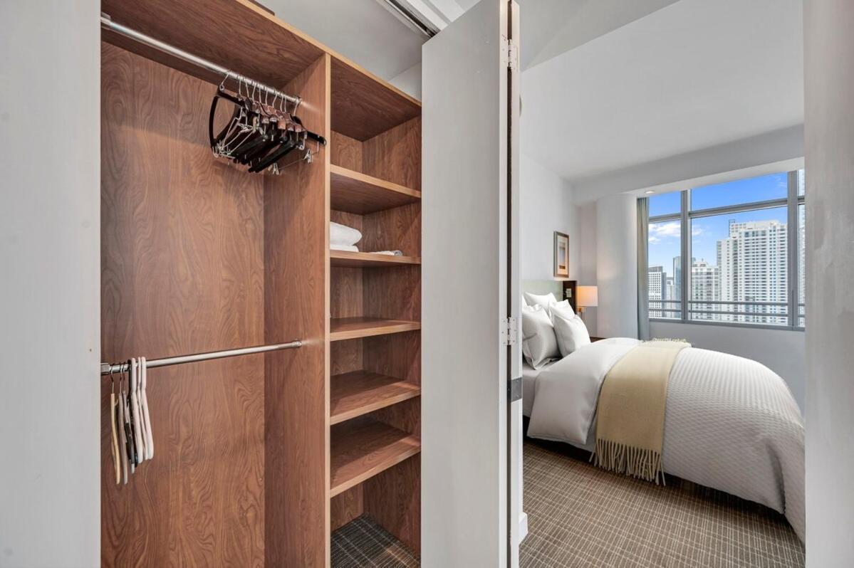 Spacious Corner At Aka With Bay View In Ideal Location Free Parking * Miami