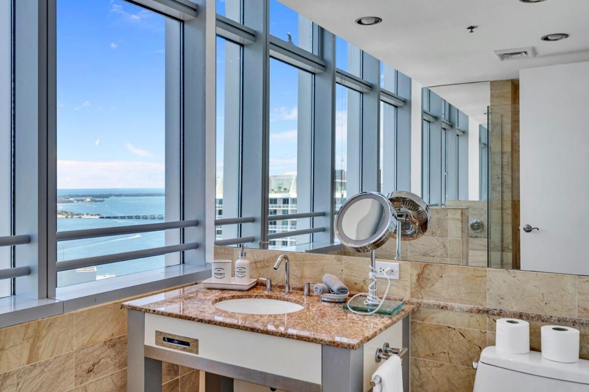 Spacious Corner At Aka With Bay View In Ideal Location Free Parking