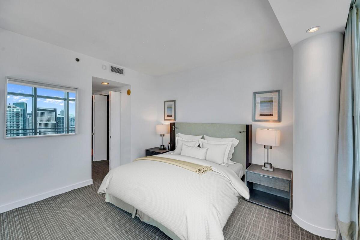 Spacious Corner At Aka With Bay View In Ideal Location Free Parking Miami