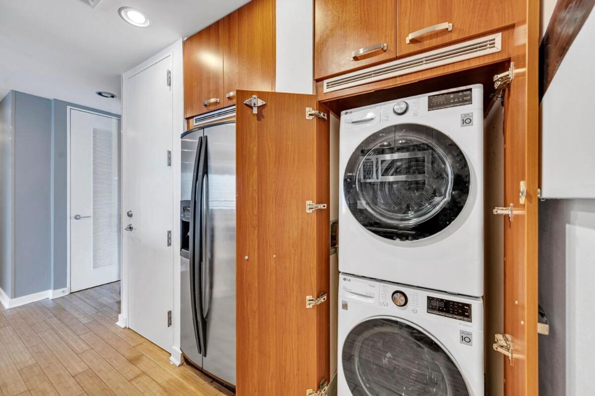 Spacious Corner At Aka With Bay View In Ideal Location Free Parking * Miami