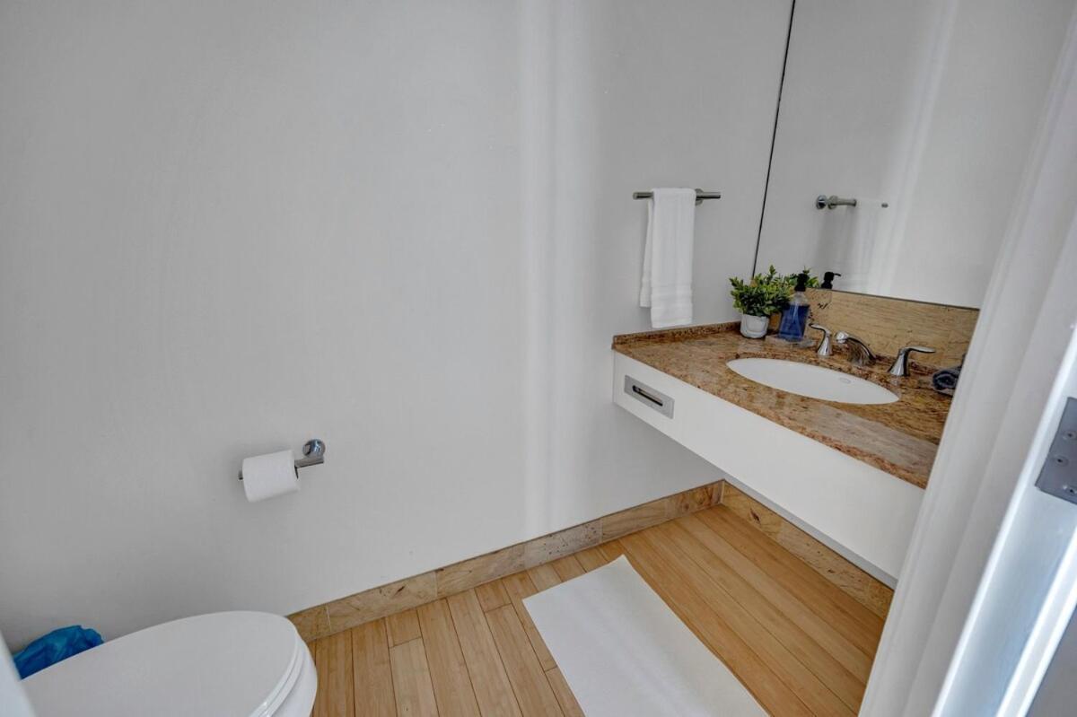 Spacious Corner At Aka With Bay View In Ideal Location Free Parking Apartamento