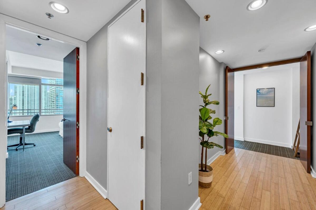 Spacious Corner At Aka With Bay View In Ideal Location Free Parking Apartamento